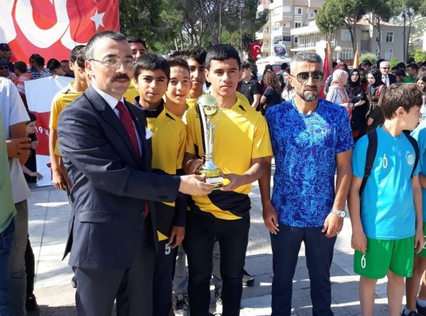 Okulumuz Futbol Takımının İlçe Şampiyonluk Kupası